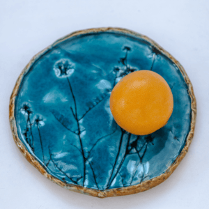 Ręcznie robiony talerzyk ceramiczny z botanicznym odciskiem roślin na błękitnym szkliwie, unikatowa ceramika artystyczna, dekoracyjny talerz w stylu boho
