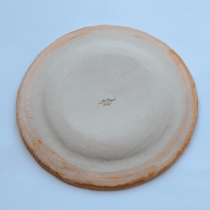 Ręcznie wykonany ceramiczny talerz, w kolorze piaskowym, idealny do podania jedzenia
