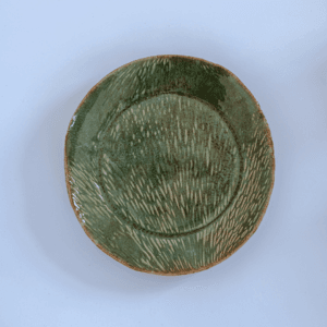 Ręcznie wykonany talerz ceramiczny, w kolorze zielonym z motywem liścia miłorzębu, idealny do podania jedzenia