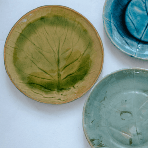 Ręcznie wykonany talerz ceramiczny, w kolorze zielonym z motywem liścia łopianu, idealny do podania jedzenia