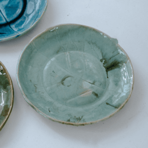 Ręcznie wykonany ceramiczny talerz, w kolorze pistacjowym z motywem liścia łopianu, idealnie nada się do podania jedzenia