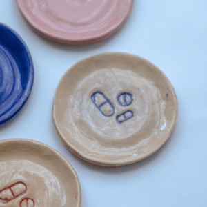 Ręcznie wykonany ceramiczny talerzyk, w kolorze kremowym, idealny na poranne leki lub jako ozdoba