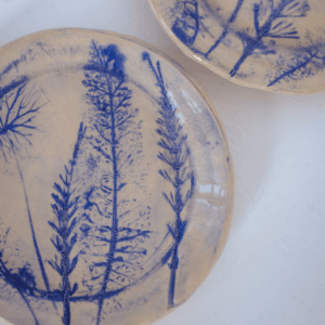 Ręcznie wykonany ceramiczny talerzyk, w kolorze naturalnym, idealny do deseru