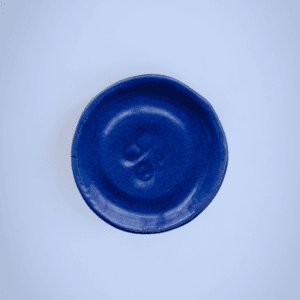 Ręcznie wykonany ceramiczny talerzyk, w kolorze niebieskim, idealny na poranne leki lub jako ozdoba
