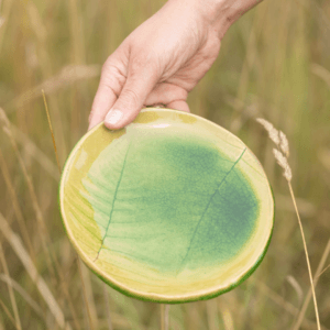 Ręcznie wykonany ceramiczny talerzyk z odciskiem liścia, szkliwiony w odcieniach zieleni i brązu, ceramika inspirowana naturą, dekoracja w stylu organicznym