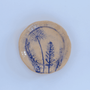 Ręcznie wykonany ceramiczny talerzyk, w kolorze naturalnym, idealny do deseru