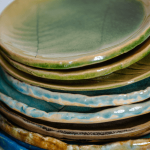 Ręcznie wykonany ceramiczny talerzyk z odciskiem liścia, szkliwiony w odcieniach zieleni i brązu, ceramika inspirowana naturą, dekoracja w stylu organicznym