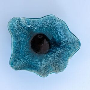 Ręcznie wykonana ceramiczna misa w kształcie liścia miłorzębu, w kolorze turkusowym, idealna do położenia na stół