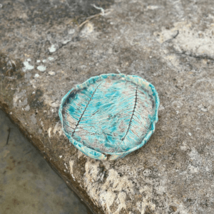 Ręcznie wykonany ceramiczny talerz inspirowany liściem paproci, w kolorze turkusowym, idealny do podania deseru