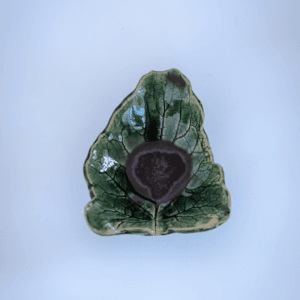 Ręcznie wykonana ceramiczna miseczka inspirowana liściem łopianu, w kolorze zielonym, idealna na stół