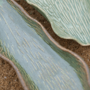Ręcznie wykonana ceramiczna podstawka, w kolorze ciemno zielonym, w kształcie liścia, idealna pod kadzidło, biżuterie lub jak ozdoba