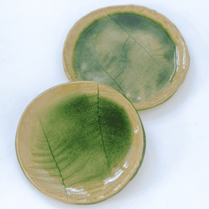 Ręcznie wykonany ceramiczny talerzyk z odciskiem liścia, szkliwiony w odcieniach zieleni i brązu, ceramika inspirowana naturą, dekoracja w stylu organicznym