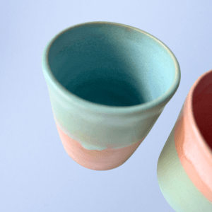 Ręcznie wykonany ceramiczny kubek, w kolorze pomarańczowym oraz zielonym, idealny do kawy, herbaty lub innych napojów