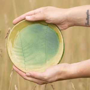 Ręcznie wykonany ceramiczny talerzyk z odciskiem liścia, szkliwiony w odcieniach zieleni i brązu, ceramika inspirowana naturą, dekoracja w stylu organicznym