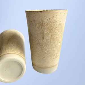 Ręcznie wykonany ceramiczny kubek w naturalnym beżowym kolorze z matowym wykończeniem