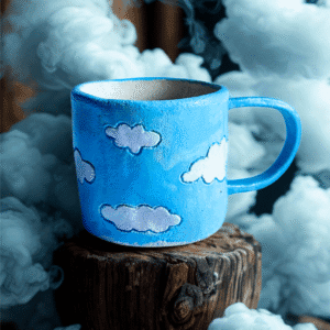 Ręcznie wykonany ceramiczny kubek w chmurki, w kolorze niebieskim, idealny na gorące napoje
