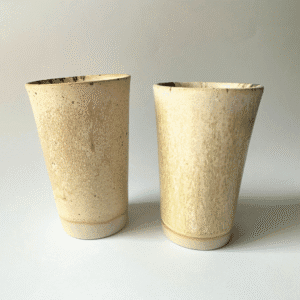 Ręcznie wykonany ceramiczny kubek w naturalnym beżowym kolorze z matowym wykończeniem, kubek handmade