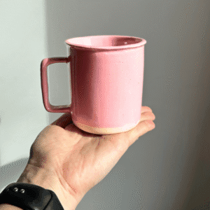 Ręcznie wykonany ceramiczny kubek, w kolorze różowym, idealny na herbatę lub kawę