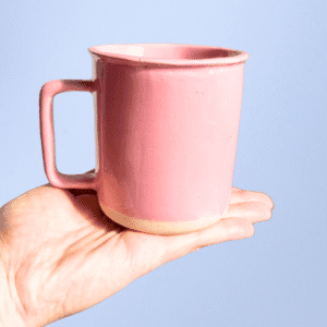Ręcznie wykonany ceramiczny kubek, w kolorze różowym, idealny na herbatę lub kawę