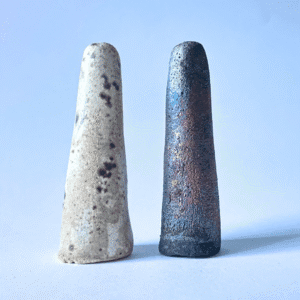 Ręcznie wykonany ceramiczny stojak na pierścionki, w kolorze szarym, idealny akcesorium do przechowywania pierścionków