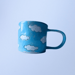 Ręcznie wykonany ceramiczny kubek w chmurki, w kolorze niebieskim, idealny na gorące napoje