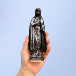 Ręcznie wykonana ceramiczna figurka Maryjka, w kolorze czarnym