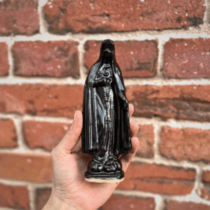Ręcznie wykonana ceramiczna figurka Maryjka, w kolorze czarnym