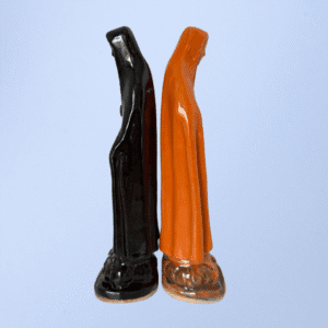 Ręcznie wykonana figurka Maryjka, w kolorze pomarańczowym, symbol kobiety