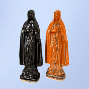 Ręcznie wykonana figurka Maryjka, w kolorze pomarańczowym, symbol kobiety