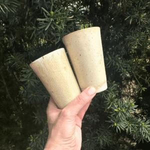 Ręcznie wykonany ceramiczny kubek w naturalnym beżowym kolorze z matowym wykończeniem, kubek handmade