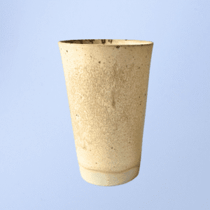 Ręcznie wykonany ceramiczny kubek w naturalnym beżowym kolorze z matowym wykończeniem