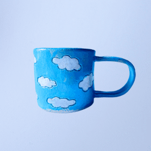 Ręcznie wykonany ceramiczny kubek w chmurki, w kolorze niebieskim, idealny na gorące napoje