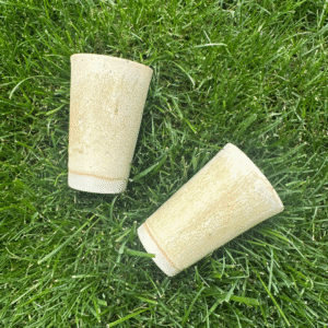 Ręcznie wykonany ceramiczny kubek w naturalnym beżowym kolorze z matowym wykończeniem