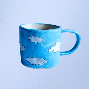 Ręcznie wykonany ceramiczny kubek w chmurki, w kolorze niebieskim, idealny na gorące napoje