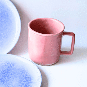 Ręcznie wykonany ceramiczny kubek, w kolorze różowym, idealny na herbatę lub kawę