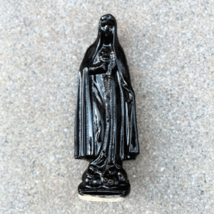 Ręcznie wykonana ceramiczna figurka Maryjka, w kolorze czarnym