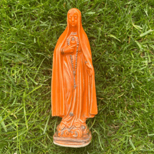 Ręcznie wykonana figurka Maryjka, w kolorze pomarańczowym, symbol kobiety