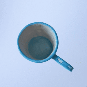 Ręcznie wykonany ceramiczny kubek w chmurki, w kolorze niebieskim, idealny na gorące napoje
