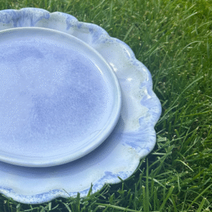 Ręcznie robiony talerz ceramiczny, w kolorze niebieskim, idealny na śniadanie