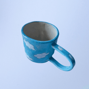 Ręcznie wykonany ceramiczny kubek w chmurki, w kolorze niebieskim, idealny na gorące napoje