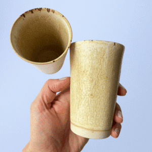 Ręcznie wykonany ceramiczny kubek w naturalnym beżowym kolorze z matowym wykończeniem, kubek handmade