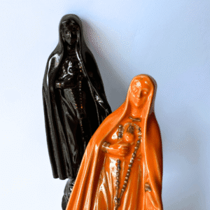 Ręcznie wykonana figurka Maryjka, w kolorze pomarańczowym, symbol kobiety