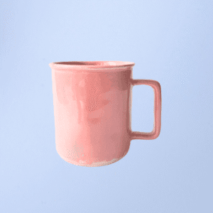 Ręcznie wykonany ceramiczny kubek, w kolorze różowym, idealny na herbatę lub kawę