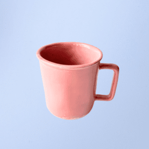 Ręcznie wykonany ceramiczny kubek, w kolorze różowym, idealny na herbatę lub kawę