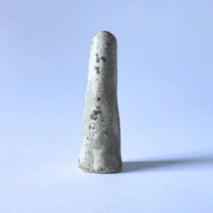 Ręcznie wykonany ceramiczny stojak na pierścionki, w kolorze szarym, idealny akcesorium do przechowywania pierścionków