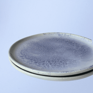 Ręcznie robiony talerz ceramiczny, w kolorze niebieskim, idealny na śniadanie