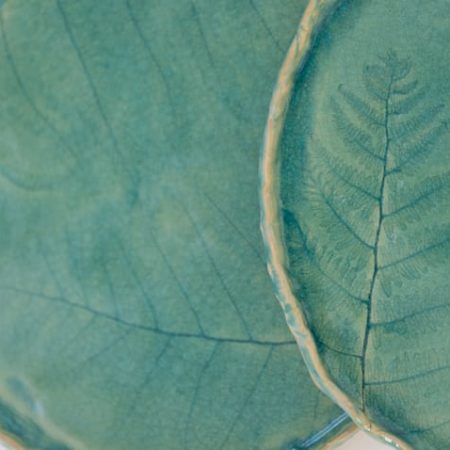 Ręcznie robiony talerz ceramiczny z botanicznym odciskiem roślin na morskim szkliwie, unikatowa ceramika artystyczna, dekoracyjny talerz w stylu boho